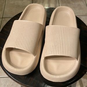 mens 8.5 cloud slides EUC